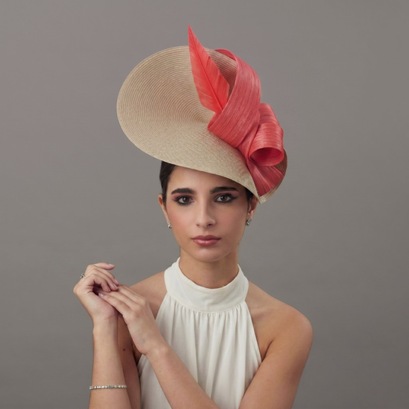 Elegante tocado para madrina coral y beige con pluma - Sombreros y Tocados para bodas de mañana - 1