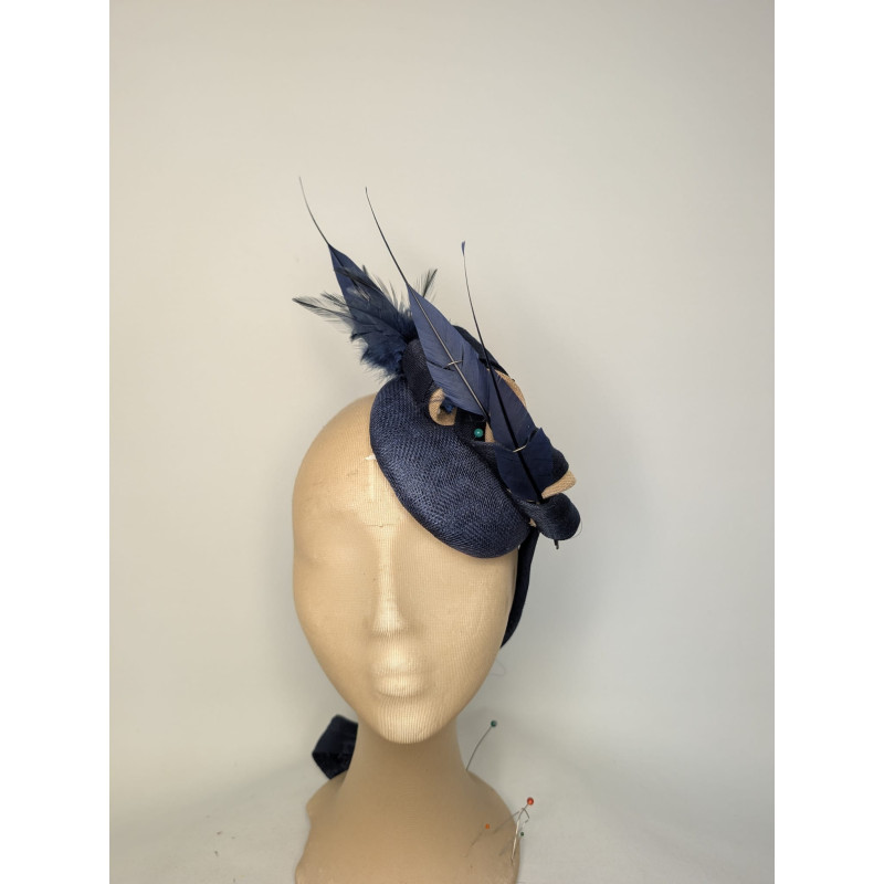 Tocado personalizado azul marino y beige con plumas para invitada de boda - Pamelas y Tocados para madrinas - 2