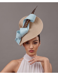 Elegante tocado madrina de boda boda beige y azul claro con pluma - Pamelas y Tocados para madrinas - 1
