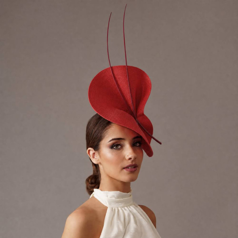 Elegante tocado para madrina de boda boda granate y rojo - Pamelas y Tocados para madrinas - 1