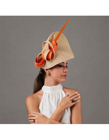 Original sombrero madrina de boda beige con pluma naranja - Pamelas y Tocados para madrinas - 2