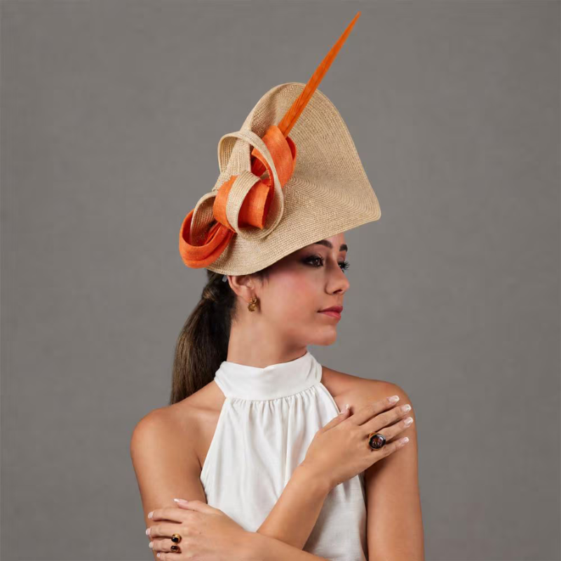 Original sombrero madrina de boda beige con pluma naranja - Pamelas y Tocados para madrinas - 2