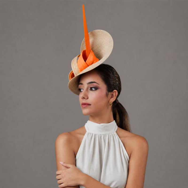Original sombrero madrina de boda beige con pluma naranja - Pamelas y Tocados para madrinas - 3