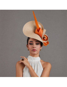 Original sombrero madrina de boda beige con pluma naranja - Pamelas y Tocados para madrinas - 1