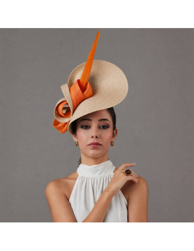 Original sombrero madrina de boda beige con pluma naranja - Pamelas y Tocados para madrinas - 4