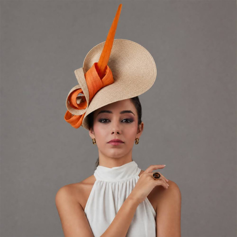 Original sombrero madrina de boda beige con pluma naranja - Pamelas y Tocados para madrinas - 4