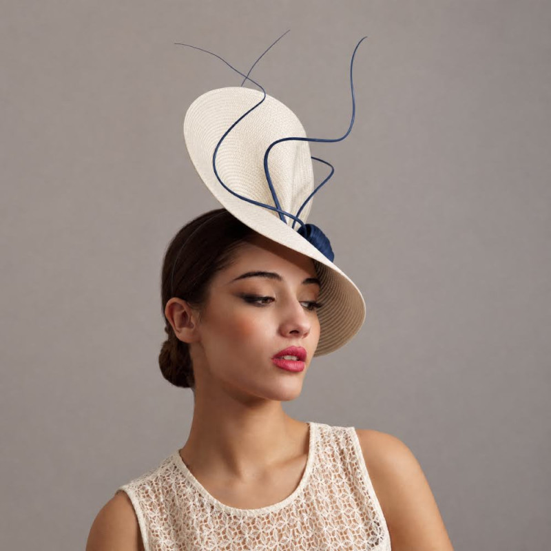 Elegante sombrero azul oscuro y marfil para invitada de boda - Pamelas y Tocados para madrinas - 3 Elegante sombrero azul oscuro y marfil para invitada de boda - Pamelas y Tocados para madrinas - 3