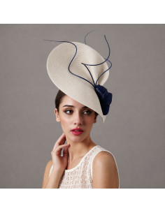 Elegante sombrero azul oscuro y marfil para invitada de boda - Pamelas y Tocados para madrinas - 1