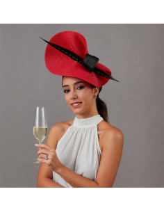 Elegante sombrero madrina de boda rojo con pluma negra - Pamelas y Tocados para madrinas - 1