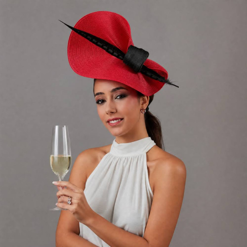 Elegante sombrero madrina de boda rojo con pluma negra - Pamelas y Tocados para madrinas - 1