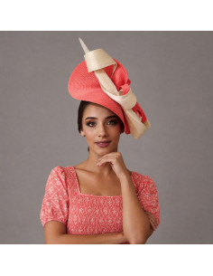 Tocado de boda coral y crudo para madrina de boda elegante - Pamelas y Tocados para madrinas - 1 2