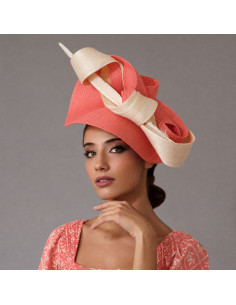Tocado de boda coral y crudo para madrina de boda elegante - Pamelas y Tocados para madrinas - 1