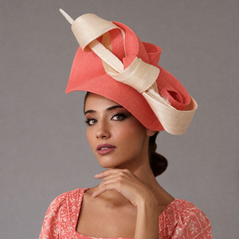Tocado de boda coral y crudo para madrina de boda elegante - Pamelas y Tocados para madrinas - 1