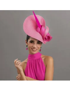 Tocado elegante para invitada perfecta de boda rosa fucsia - Pamelas y Tocados para madrinas - 1 2