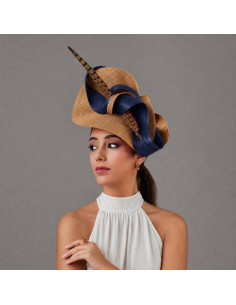 Elegante Tocado para madrina de boda camel y azul marino con pluma - Pamelas y Tocados para madrinas - 1