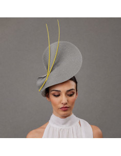 Elegante tocado gris y amarillo invitada en boda de día - Pamelas y Tocados para madrinas - 1