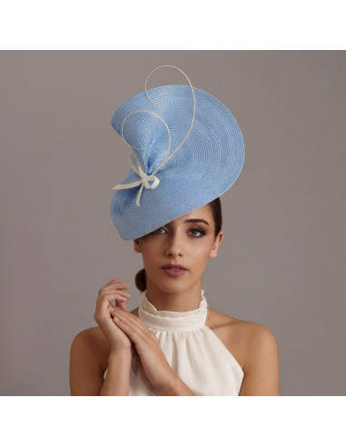 Elegante tocado azul cielo y marfil para invitada de boda - Pamelas y Tocados para madrinas - 1