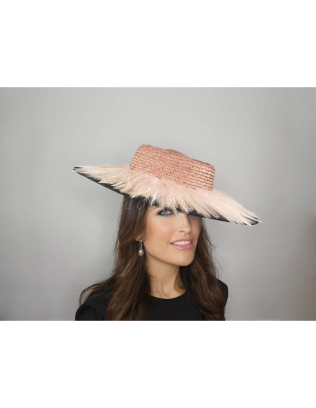 Elegante sombrero invitada boda nude y negra con plumas - Pamelas y Tocados para madrinas - 2 Elegante sombrero invitada boda nude y negra con plumas - Pamelas y Tocados para madrinas - 2