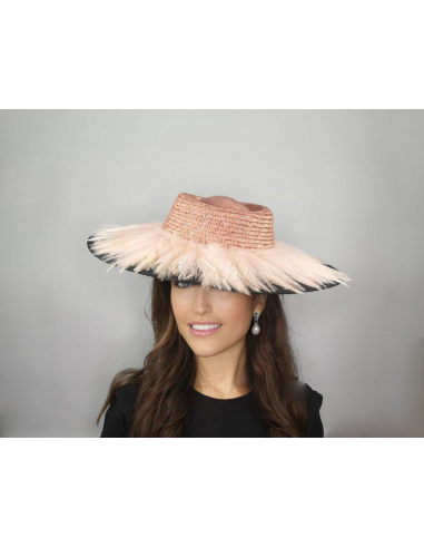 Elegante sombrero invitada boda nude y negra con plumas - Pamelas y Tocados para madrinas - 6