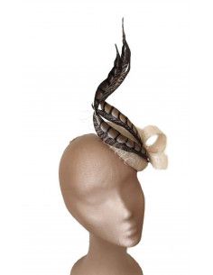 Tocado beige de boda con plumas - Pamelas y Tocados para madrinas - 1 2