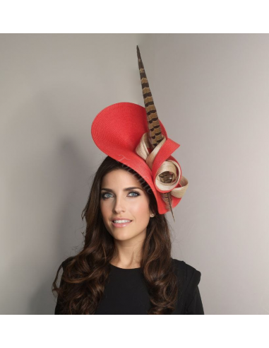 Original Tocado de boda rojo y beige con plumas - Pamelas y Tocados para madrinas - 5