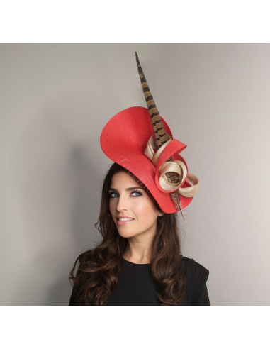 Original Tocado de boda rojo y beige con plumas - Pamelas y Tocados para madrinas - 6