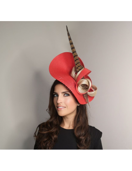 Original Tocado de boda rojo y beige con plumas - Pamelas y Tocados para madrinas - 6